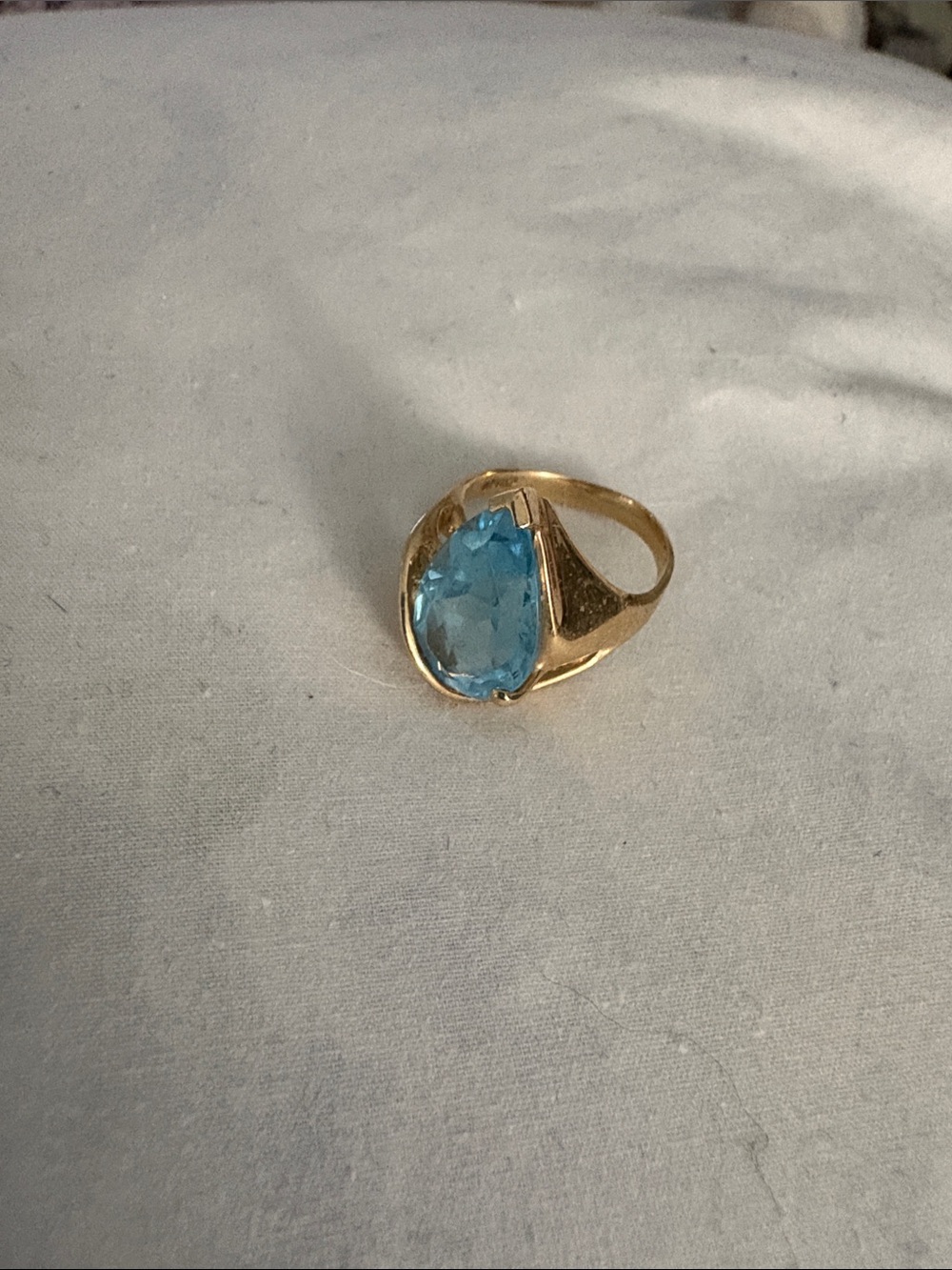 14 Kt Gold Ring with Blue Topaz Teardrop Stone sz 6